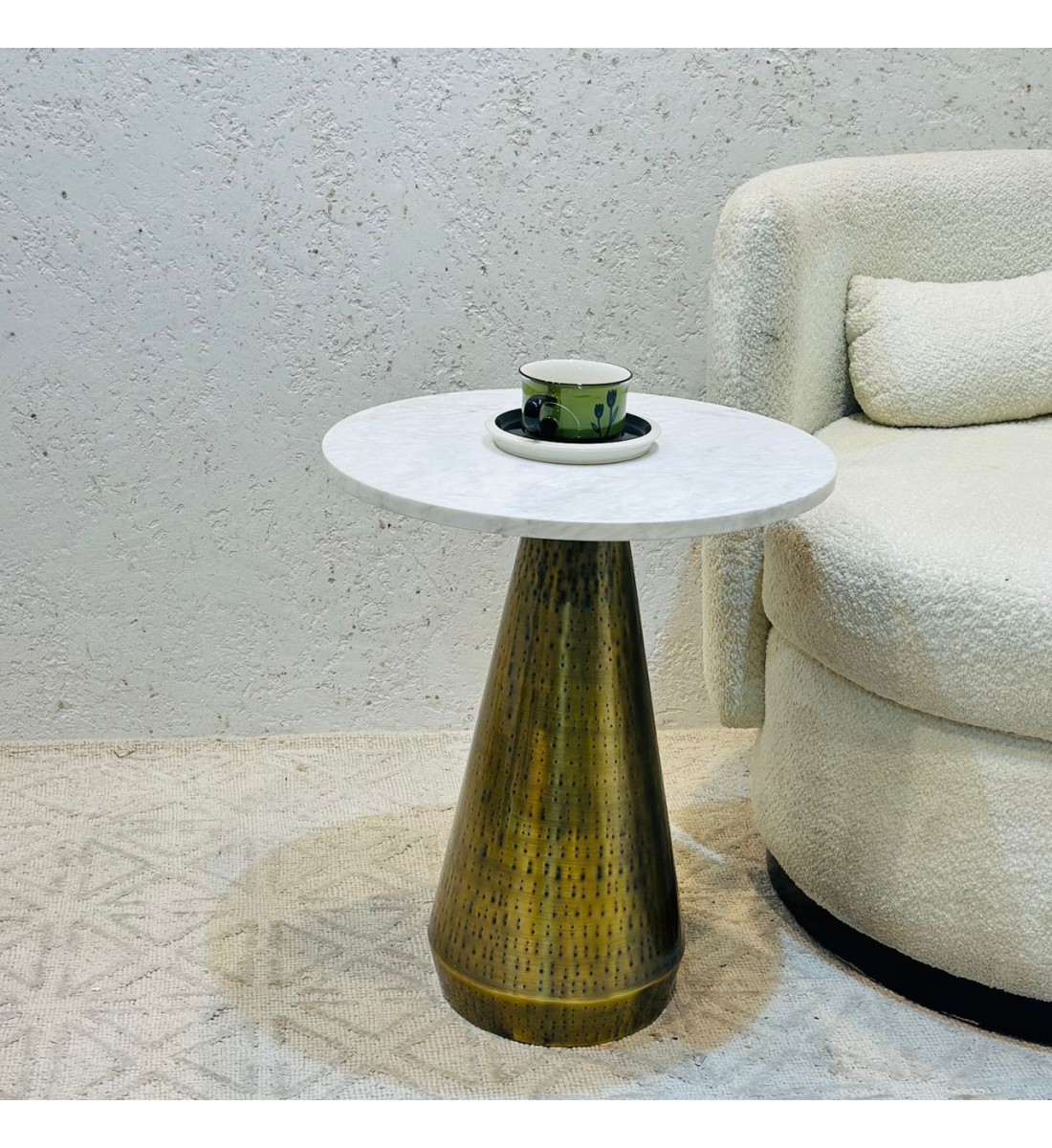 طاولة جانبية أنيقة بتصميم عصري وبسيط. طاولة جانبية أنيقة بتصميم عصري وبسيط.