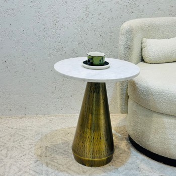 طاولة جانبية أنيقة بتصميم عصري وبسيط.