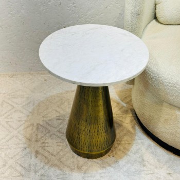 طاولة جانبية أنيقة بتصميم عصري وبسيط.