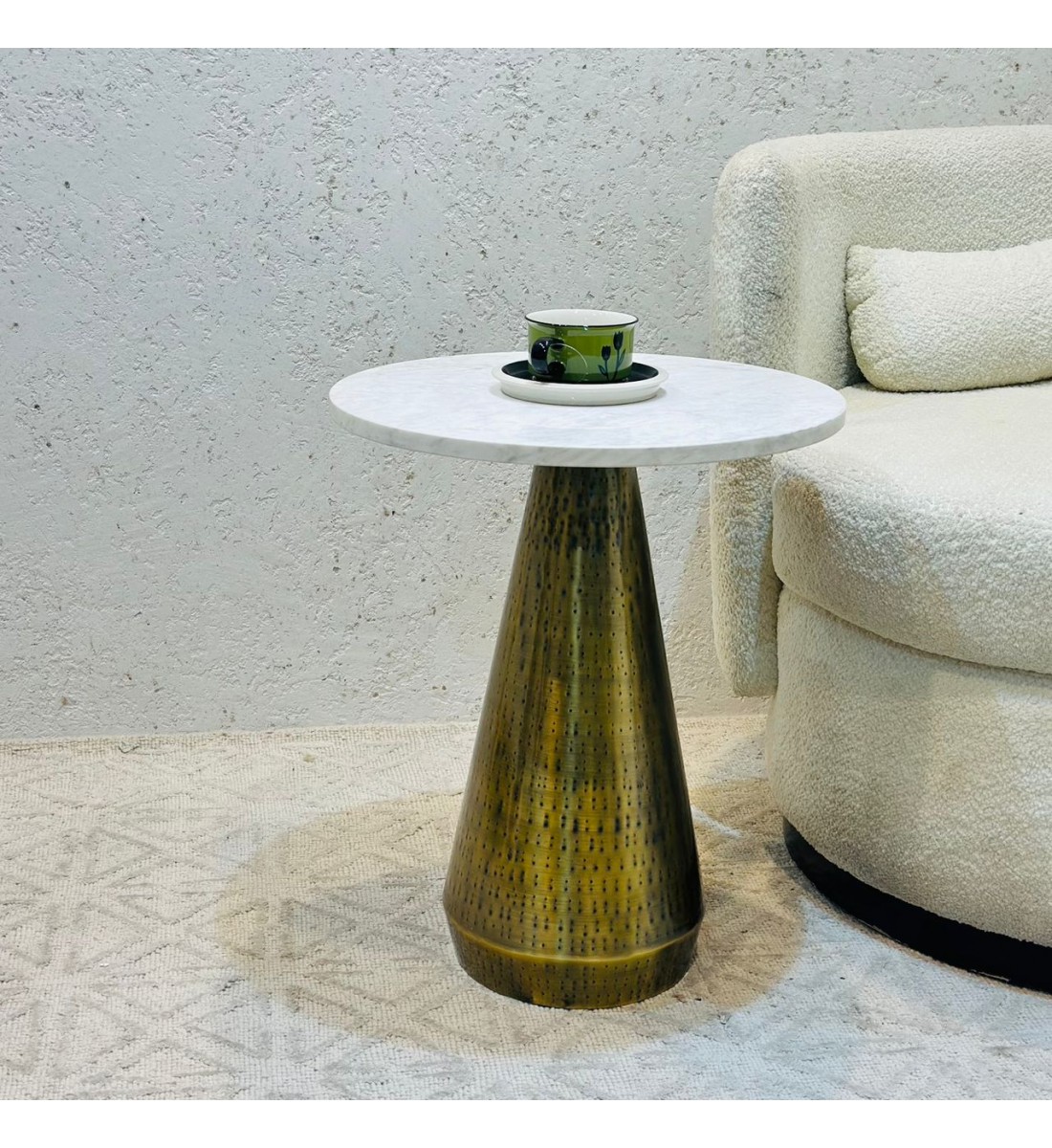 طاولة جانبية أنيقة بتصميم عصري وبسيط. طاولة جانبية أنيقة بتصميم عصري وبسيط.