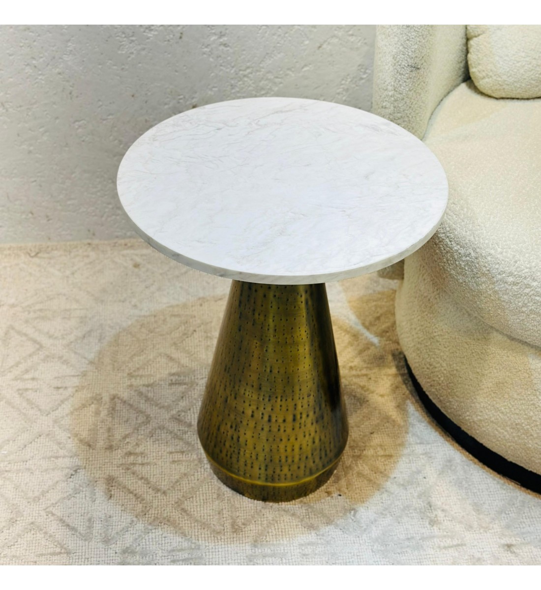 طاولة جانبية أنيقة بتصميم عصري وبسيط. طاولة جانبية أنيقة بتصميم عصري وبسيط.