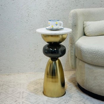 طاولة جانبية أنيقة بتصميم عصري وبسيط.