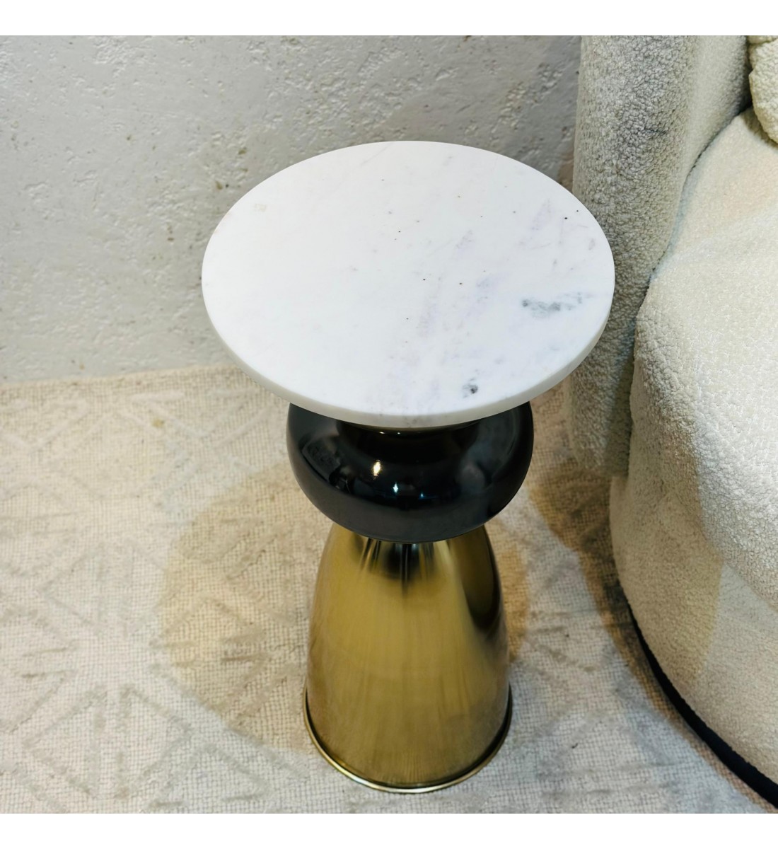 طاولة جانبية أنيقة بتصميم عصري وبسيط.