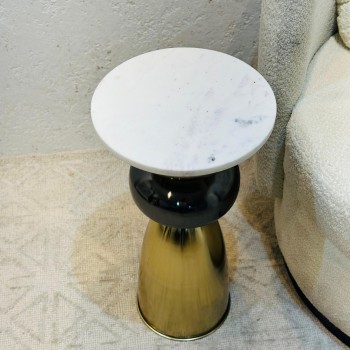 طاولة جانبية أنيقة بتصميم عصري وبسيط.