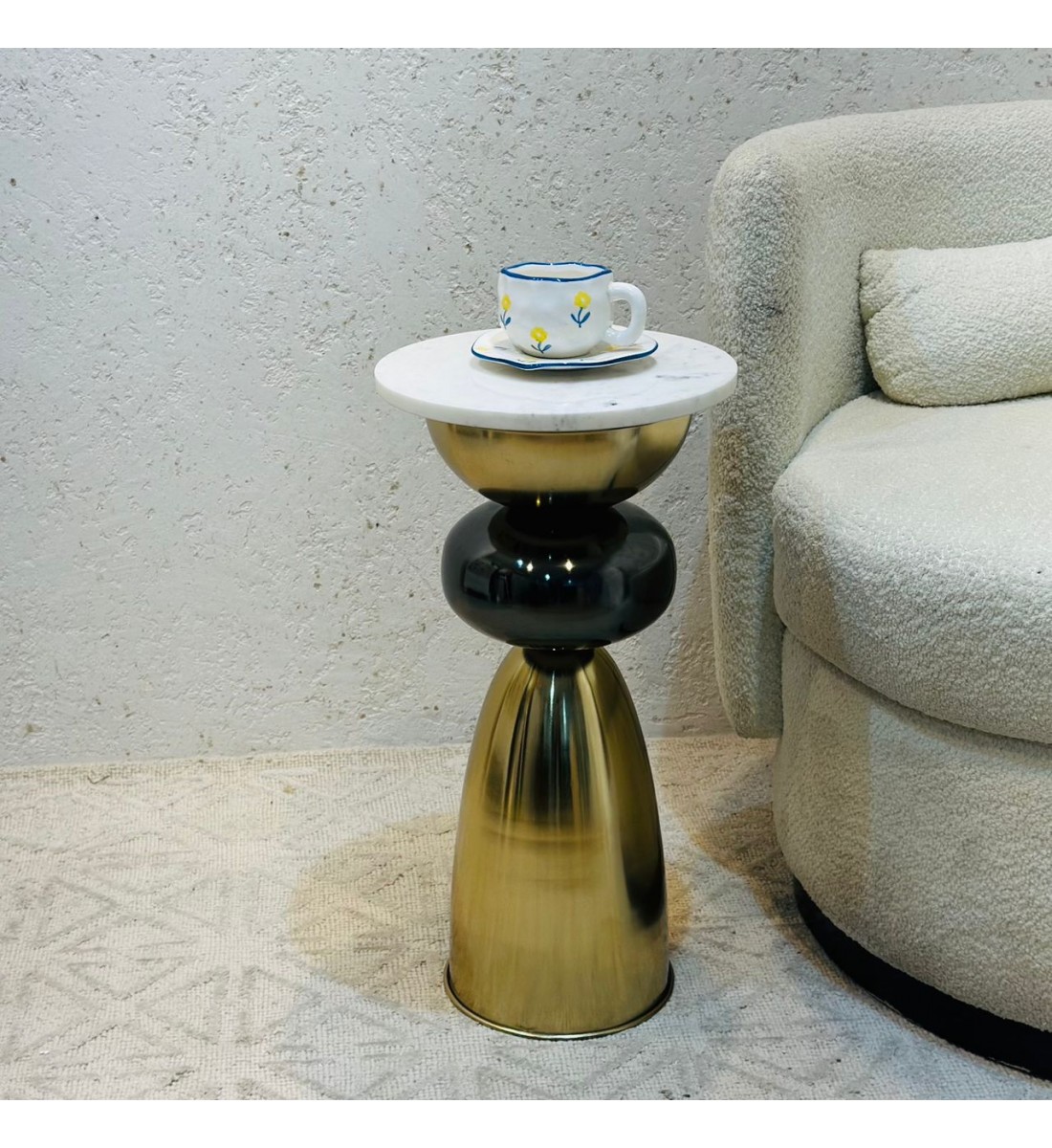 طاولة جانبية أنيقة بتصميم عصري وبسيط.