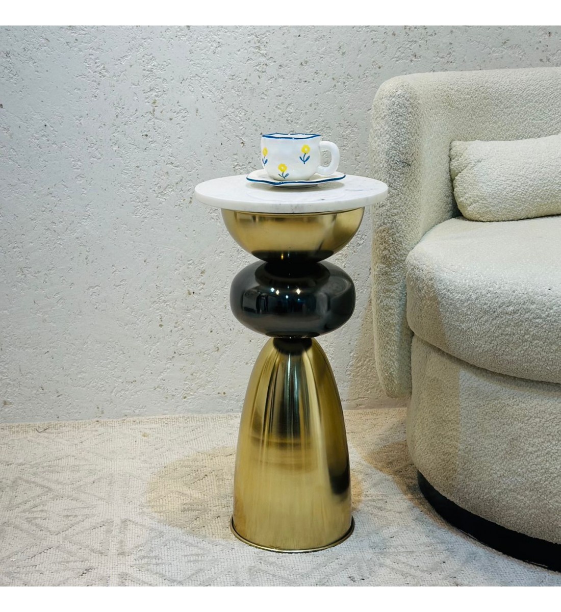 طاولة جانبية أنيقة بتصميم عصري وبسيط.