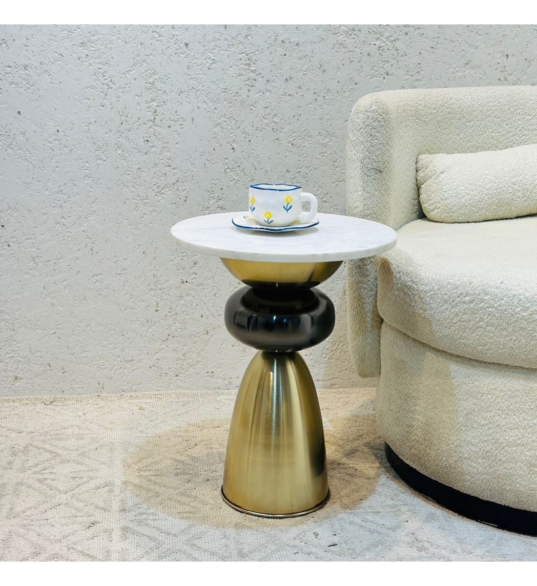 طاولة جانبية أنيقة بتصميم عصري وبسيط. طاولة جانبية أنيقة بتصميم عصري وبسيط.