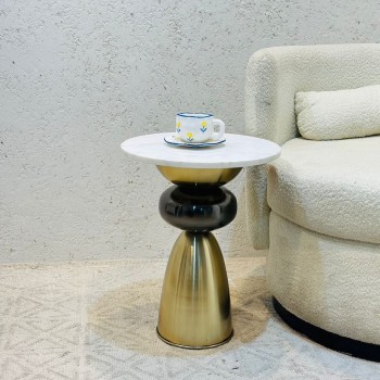 طاولة جانبية أنيقة بتصميم عصري وبسيط.