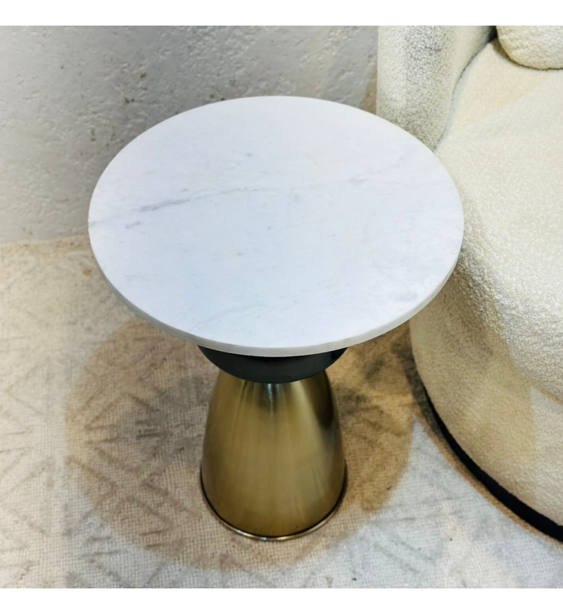 طاولة جانبية أنيقة بتصميم عصري وبسيط. طاولة جانبية أنيقة بتصميم عصري وبسيط.