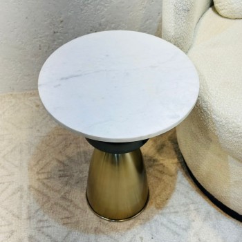 طاولة جانبية أنيقة بتصميم عصري وبسيط.