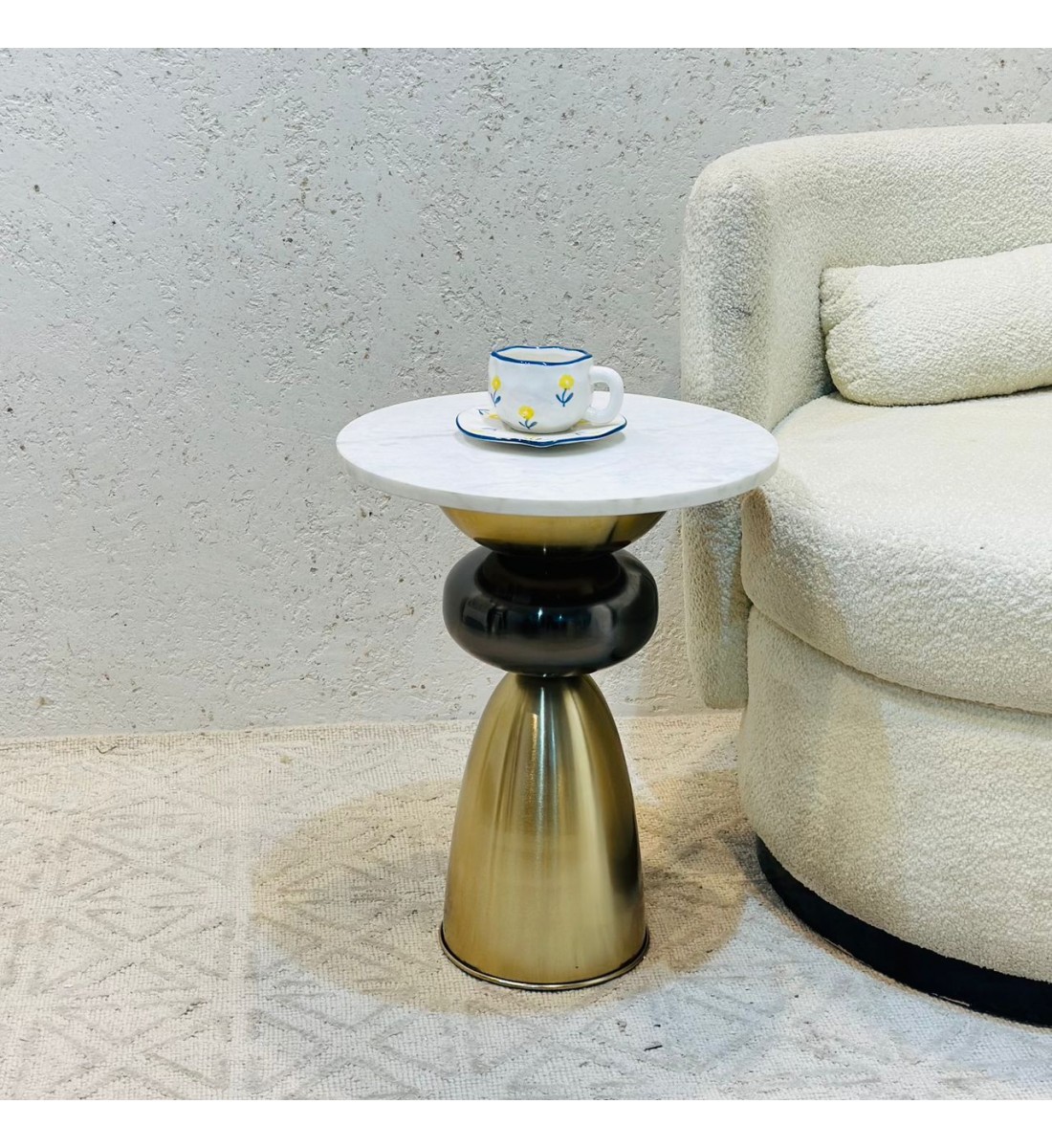 طاولة جانبية أنيقة بتصميم عصري وبسيط. طاولة جانبية أنيقة بتصميم عصري وبسيط.