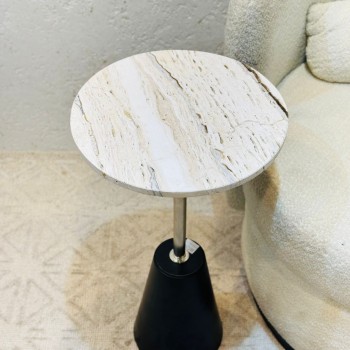 طاولة جانبية أنيقة بتصميم عصري وبسيط.