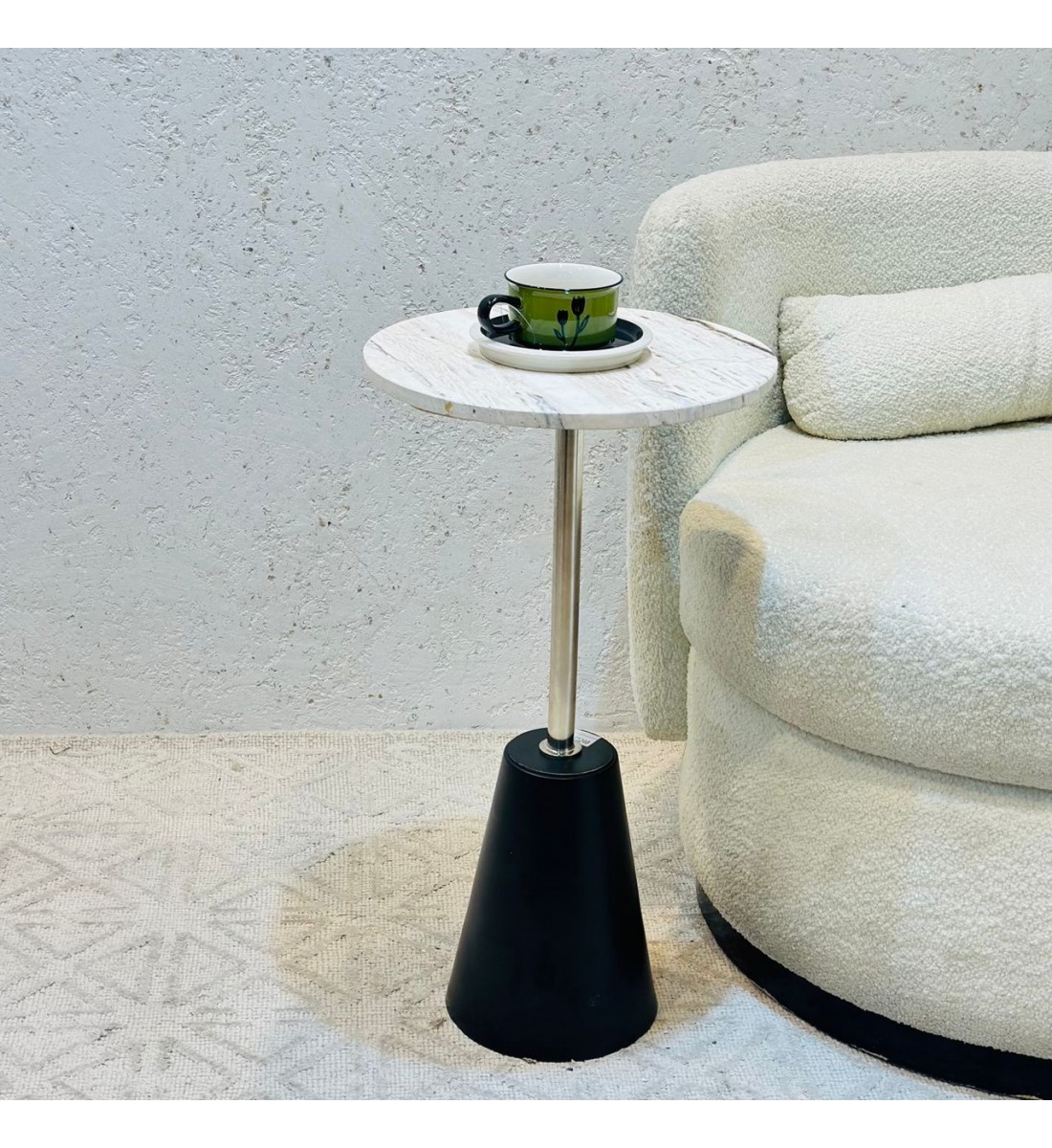 طاولة جانبية أنيقة بتصميم عصري وبسيط. طاولة جانبية أنيقة بتصميم عصري وبسيط.