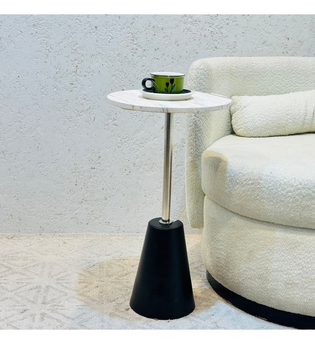 طاولة جانبية أنيقة بتصميم عصري وبسيط. طاولة جانبية أنيقة بتصميم عصري وبسيط.