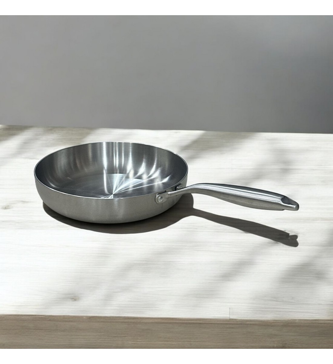 مقلاة ستانلس ستيل فاخرة – لمسة احترافية في مطبخك!مقاس 22سم 