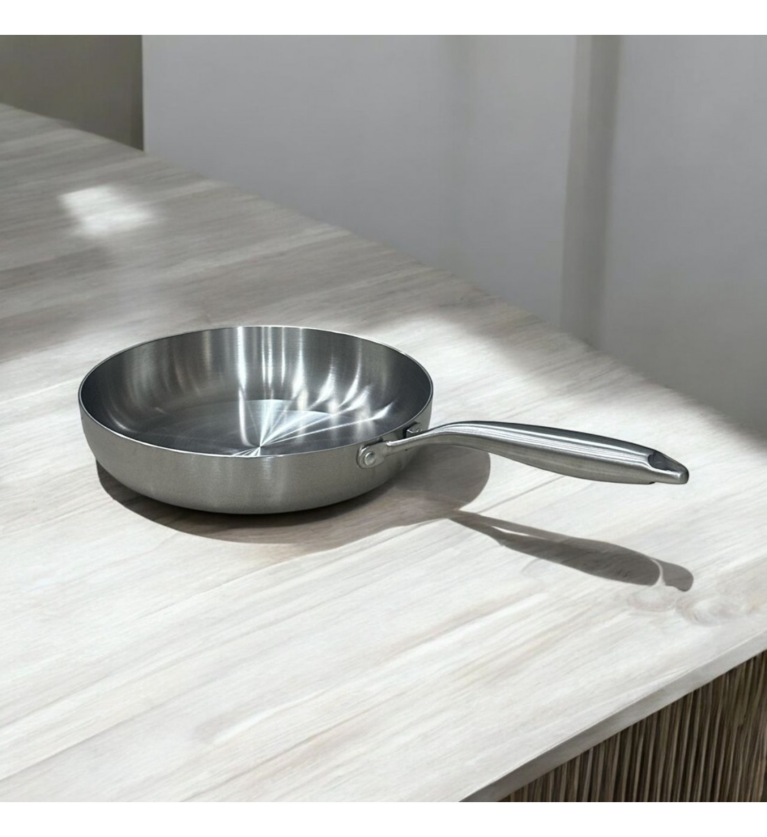 مقلاة ستانلس ستيل فاخرة – لمسة احترافية في مطبخك!مقاس 22سم 