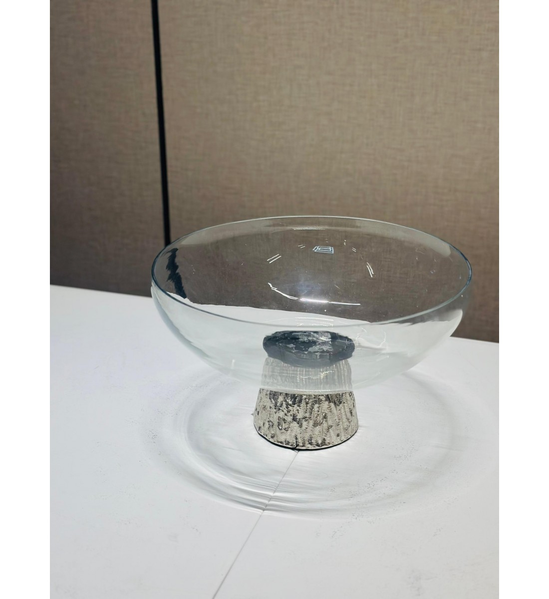 صحن تقديم زجاج قاعده  معدنية فاخر بتصميم عصري 25×25×15سم 