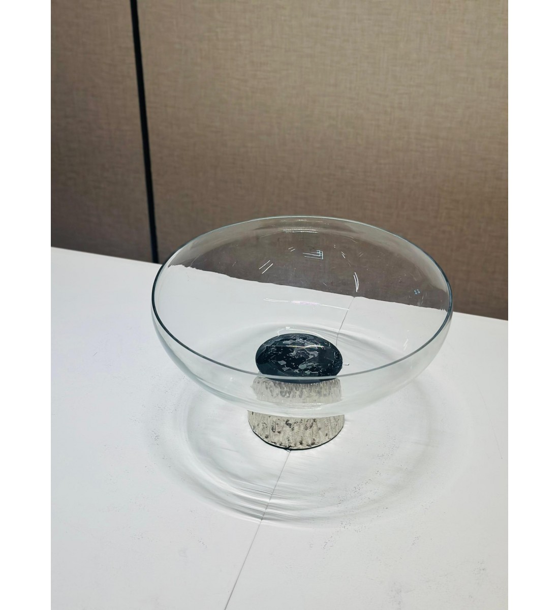 صحن تقديم زجاج قاعده  معدنية فاخر بتصميم عصري 25×25×15سم 