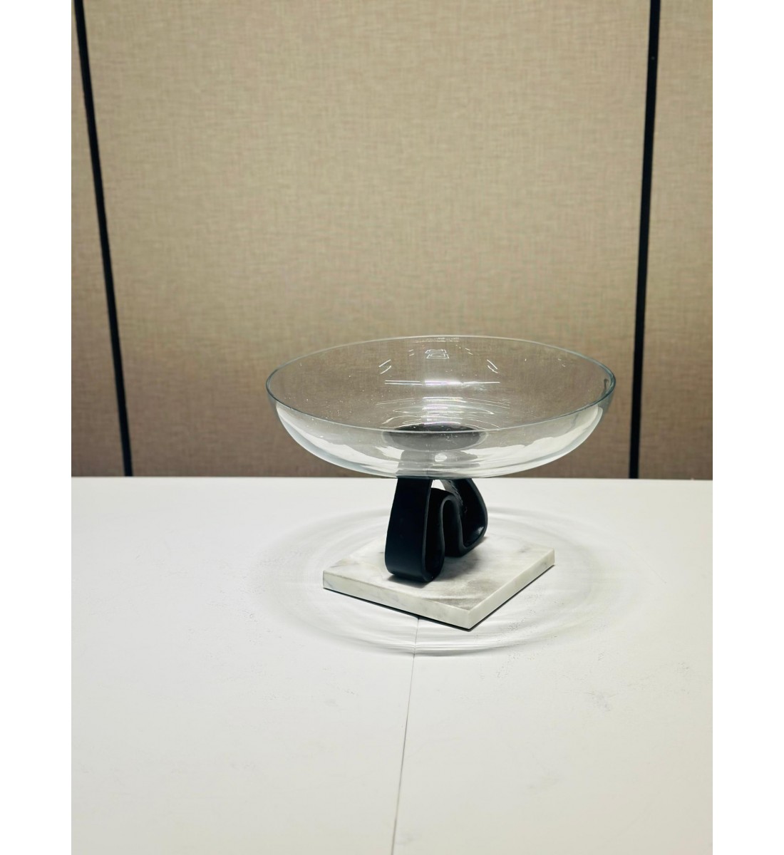 صحن تقديم زجاج قاعده رخام فاخر بتصميم عصري 26×26×17سم 