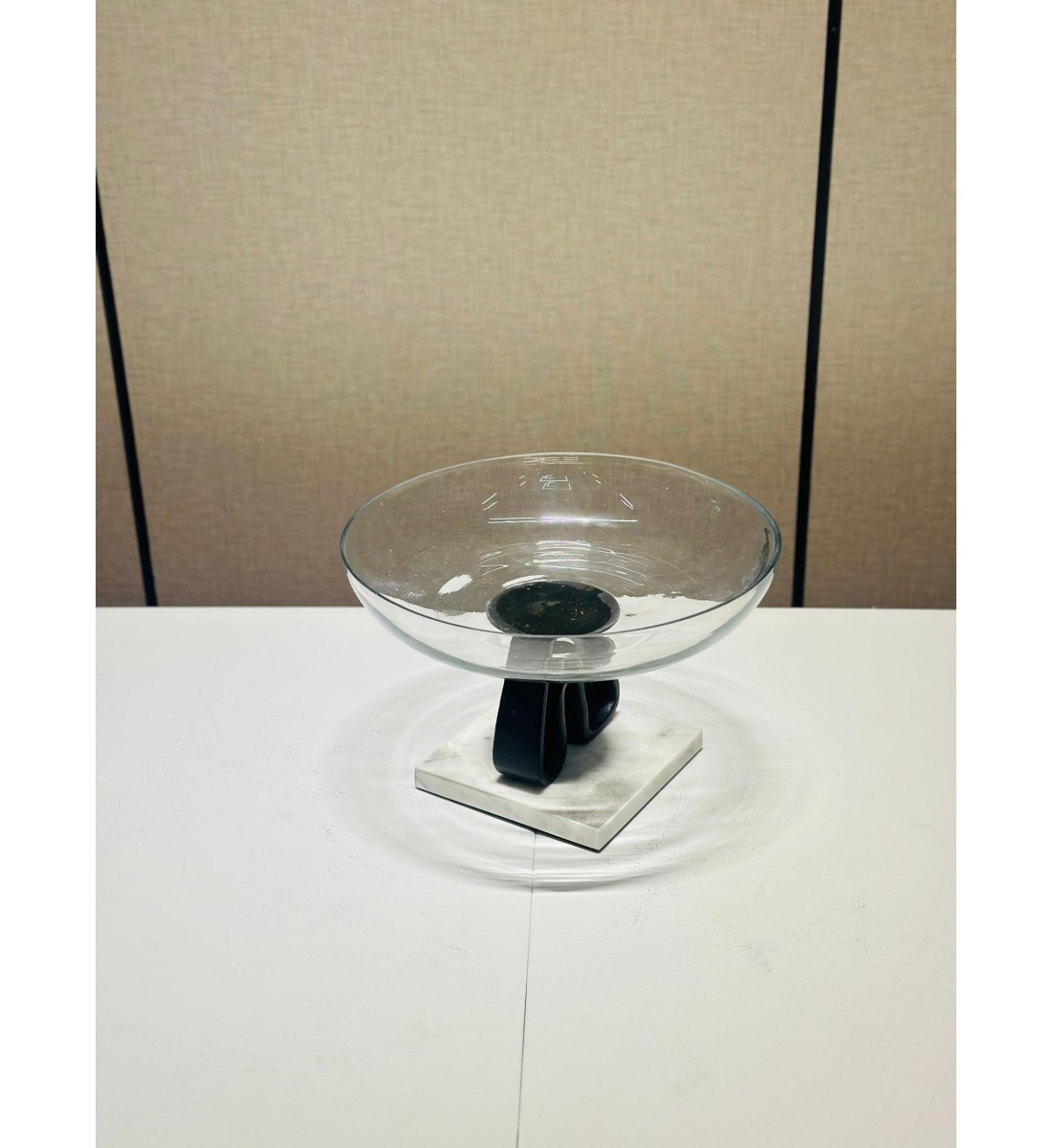 صحن تقديم زجاج قاعده رخام فاخر بتصميم عصري 26×26×17سم 