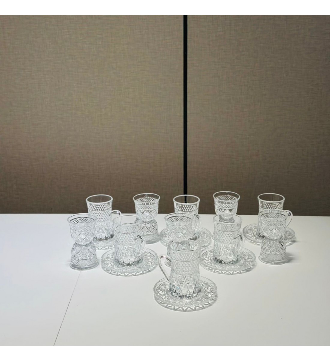 طقم كاسات وفناجين مع الصحن 36قطعه طقم كاسات وفناجين مع الصحن 36قطعه