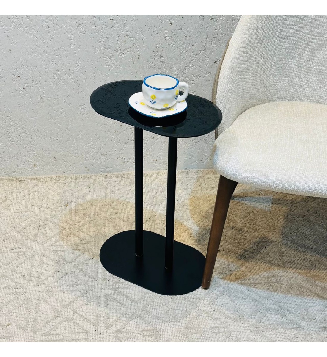 طاولة خدمه أسود قاعدة حديد أسود سطح زجاجي اسود 56×37×15سم 