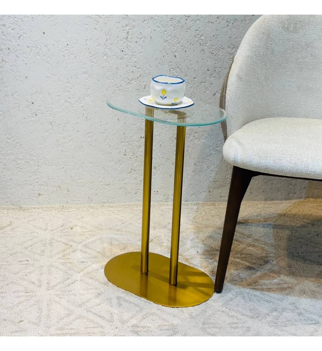 طاولة خدمه ذهبي قاعدة حديد ذهبي سطح زجاجي اسود 56×37×15سم