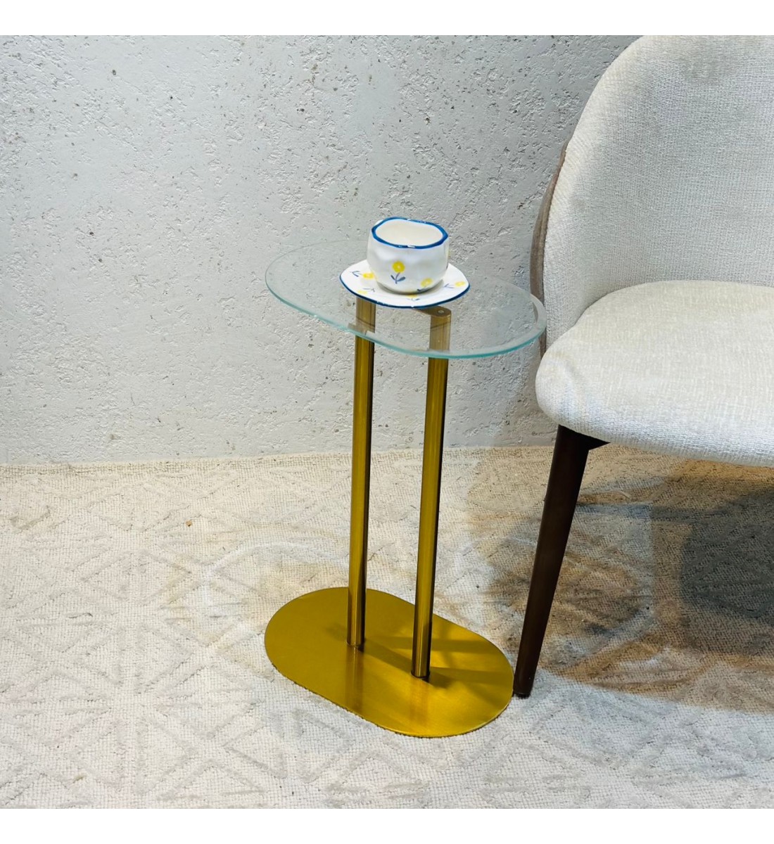 طاولة خدمه ذهبي قاعدة حديد ذهبي سطح زجاجي اسود 56×37×15سم