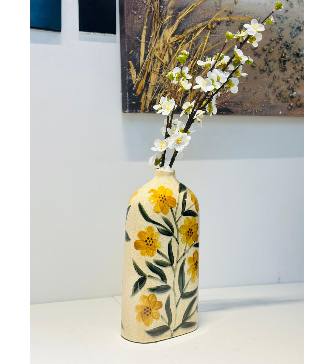 فازة ديكور بتصميم فني راقٍ تضيف لمسة من الأناقة والجمال لأي زاوية في منزلك.32×3×3سم 