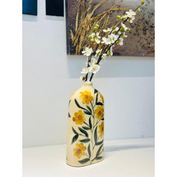 فازة ديكور بتصميم فني راقٍ تضيف لمسة من الأناقة والجمال لأي زاوية في منزلك.32×3×3سم 