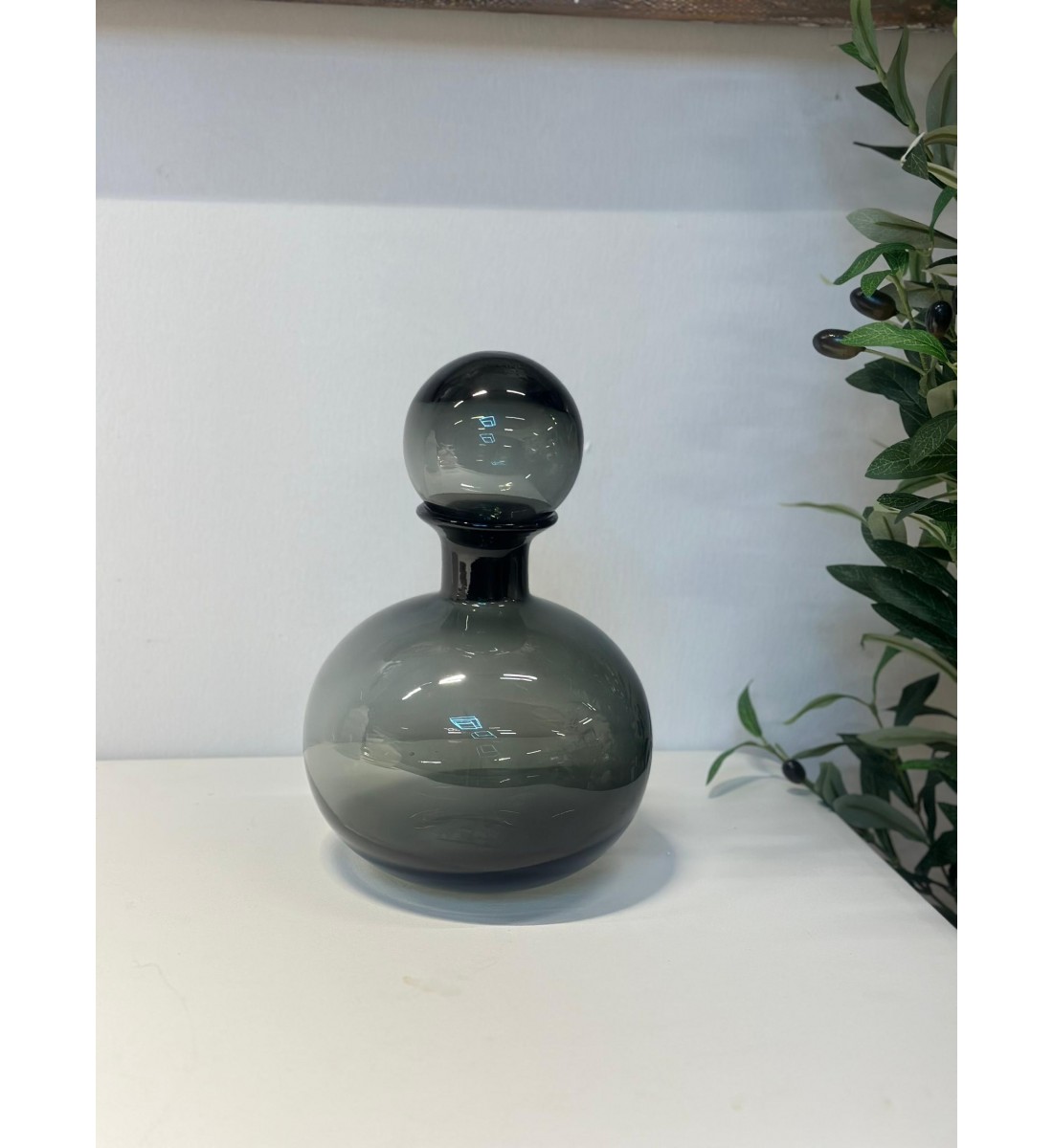 فازةاو قارورة  ديكور بتصميم فني راقٍ تضيف لمسة من الأناقة والجمال لأي زاوية في منزلك 8×8×26سم 