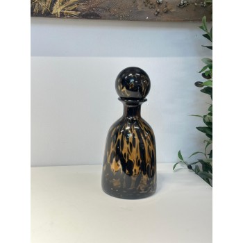 فازةاو قارورة  ديكور بتصميم فني راقٍ تضيف لمسة من الأناقة والجمال لأي زاوية في منزلك 8×8×32سم 