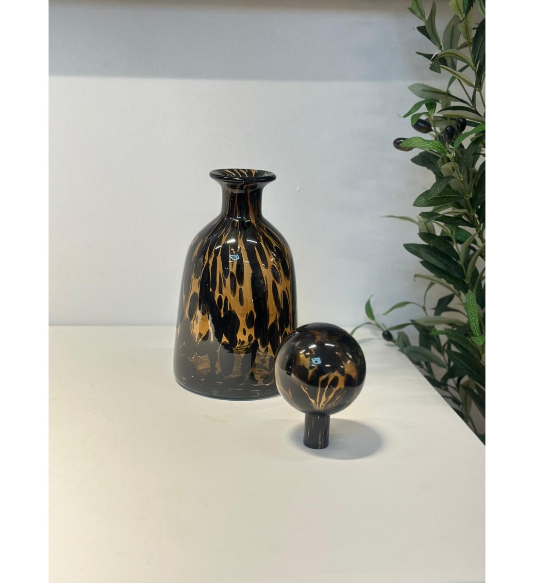 فازةاو قارورة  ديكور بتصميم فني راقٍ تضيف لمسة من الأناقة والجمال لأي زاوية في منزلك 8×8×32سم 