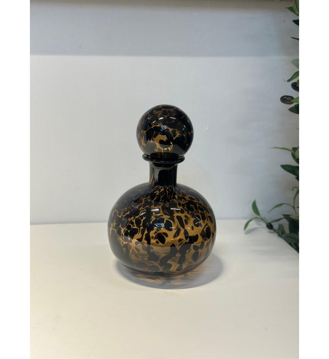 فازةاو قارورة  ديكور بتصميم فني راقٍ تضيف لمسة من الأناقة والجمال لأي زاوية في منزلك 8×8×26سم 