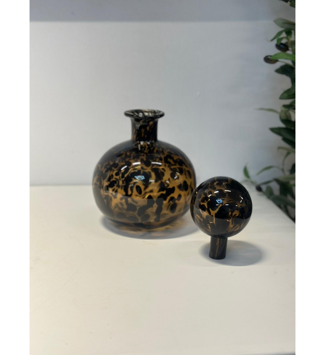 فازةاو قارورة  ديكور بتصميم فني راقٍ تضيف لمسة من الأناقة والجمال لأي زاوية في منزلك 8×8×26سم 