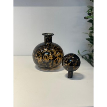 فازةاو قارورة  ديكور بتصميم فني راقٍ تضيف لمسة من الأناقة والجمال لأي زاوية في منزلك 8×8×26سم 