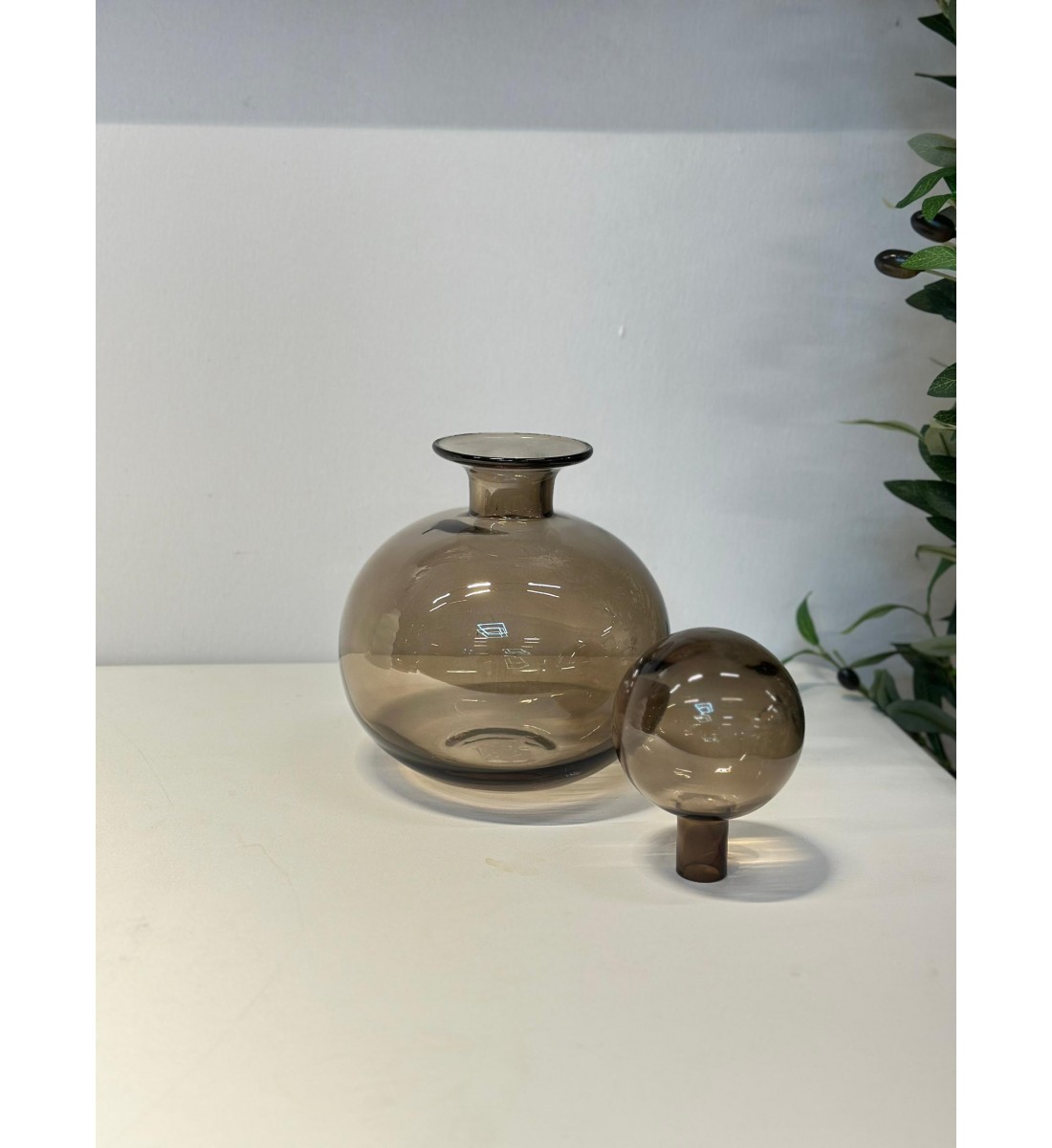 فازةاو قارورة  ديكور بتصميم فني راقٍ تضيف لمسة من الأناقة والجمال لأي زاوية في منزلك 8×8×26سم 