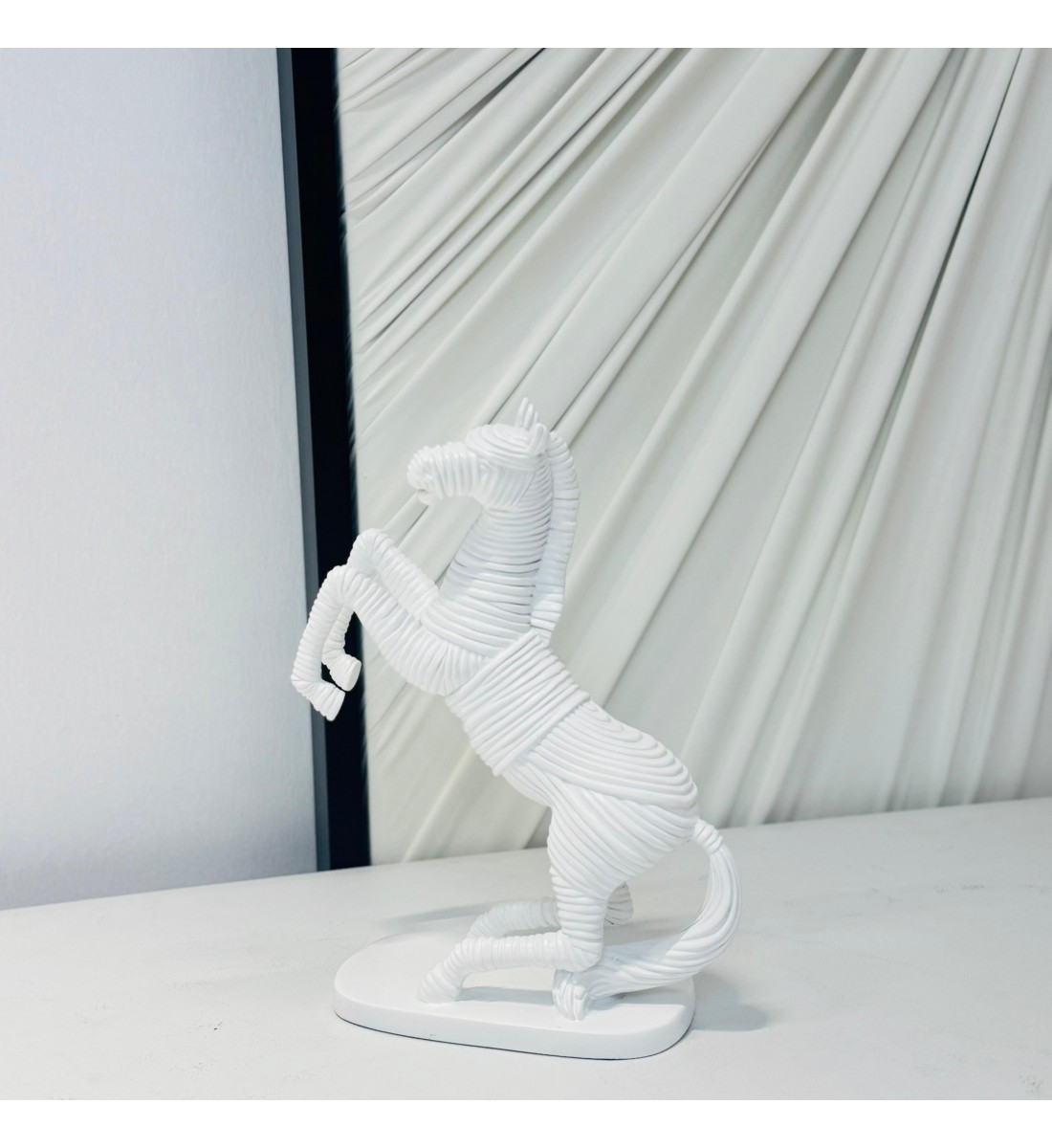 تحفة حصان لون ابيض 24×15×5سم 