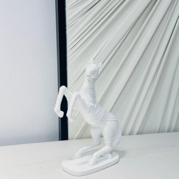 تحفة حصان لون ابيض 24×15×5سم 