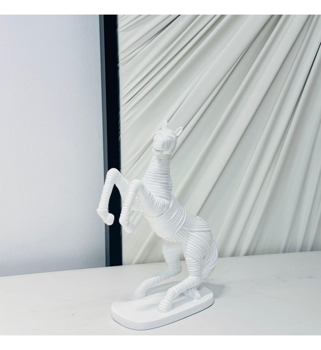 تحفة حصان لون ابيض 24×15×5سم 