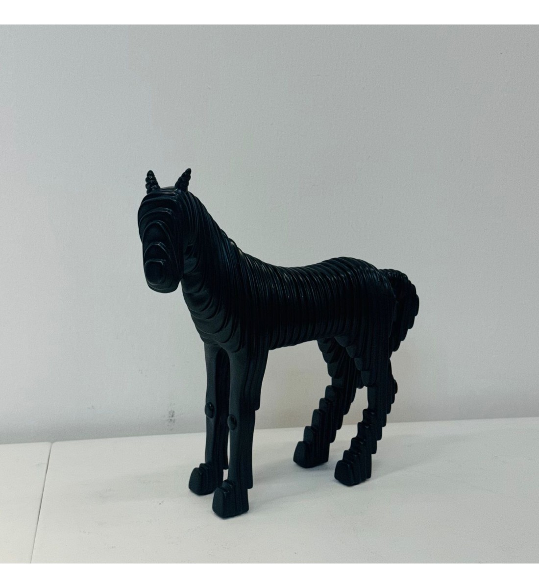 تحفة حصان لون اسود28×27×7سم 