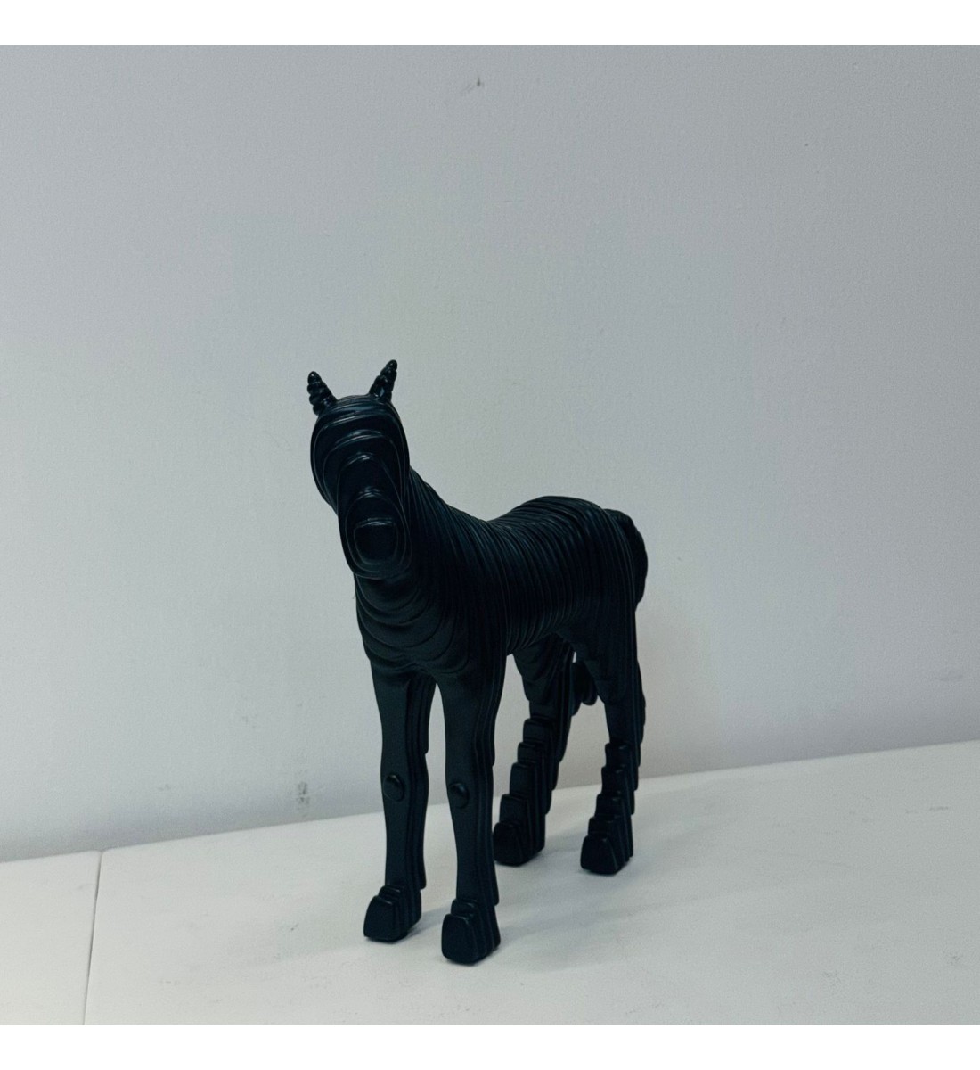 تحفة حصان لون اسود28×27×7سم 