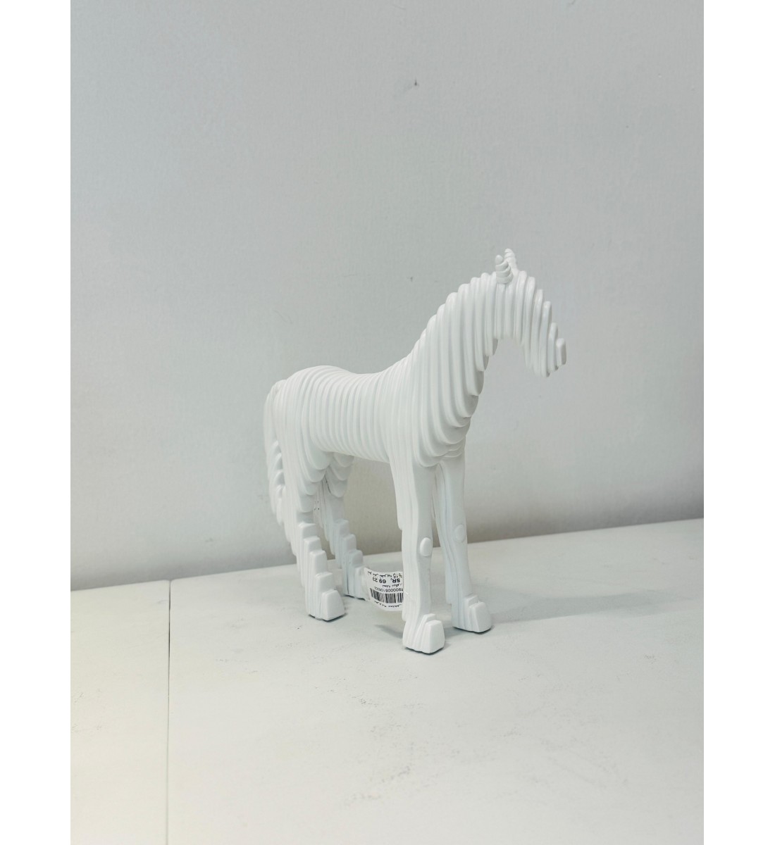 تحفة حصان لون ابيض 28×27×7سم 