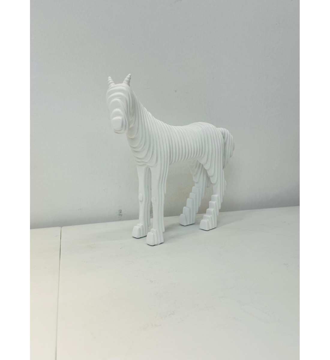 تحفة حصان لون ابيض 28×27×7سم 