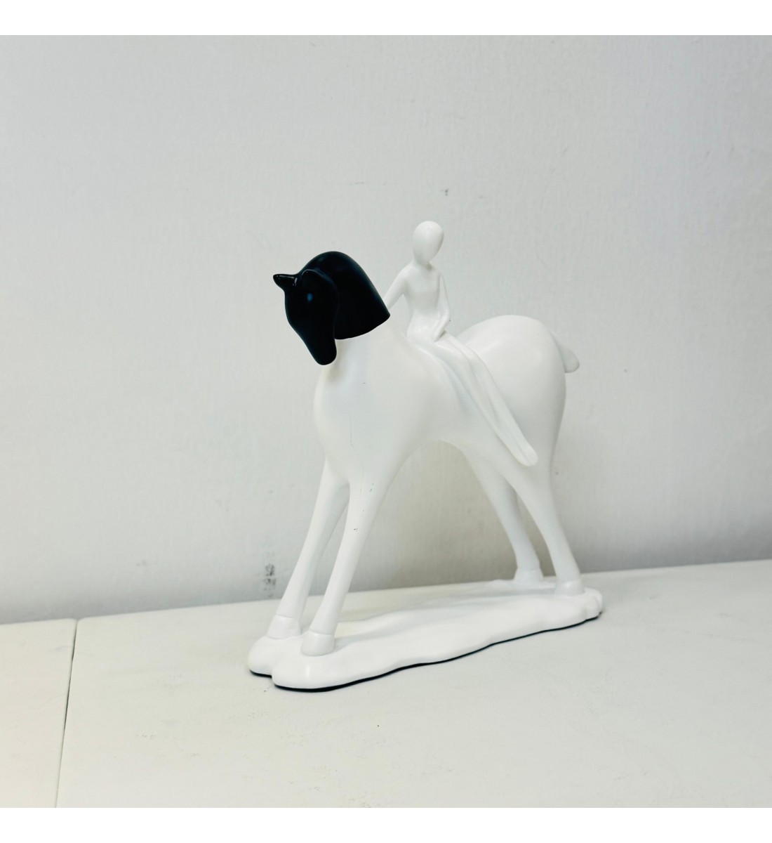 تحفة حصان لون ابيض 23×21×7سم تحفة حصان لون ابيض 23×21×7سم
