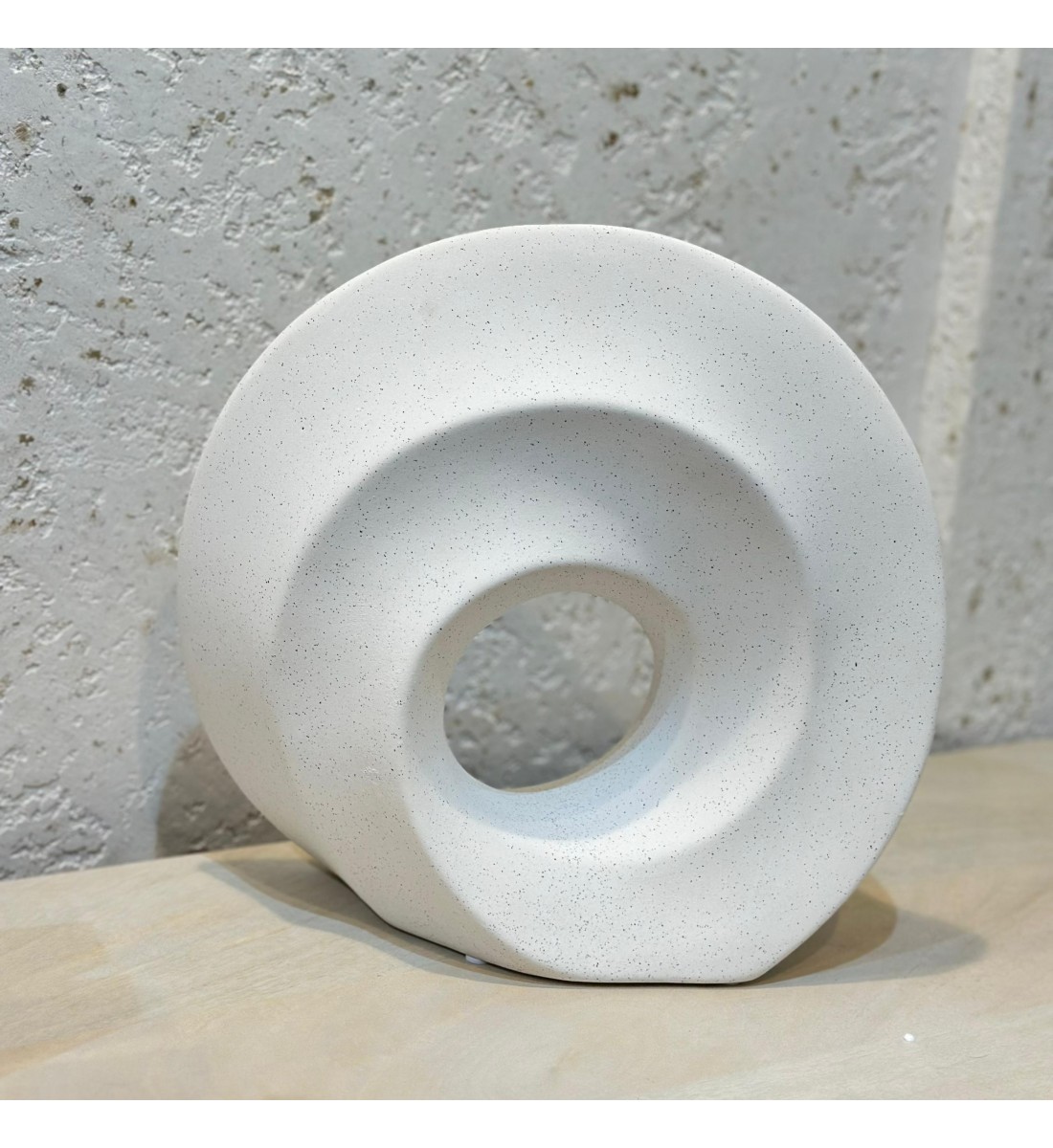 تحفة خزفية مينيمل بشكل حلقي عضوي بفتحة مركزية 30×36×11سم 