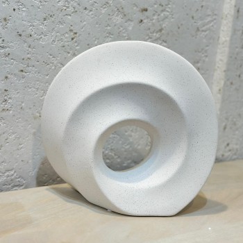 تحفة خزفية مينيمل بشكل حلقي عضوي بفتحة مركزية 30×36×11سم 