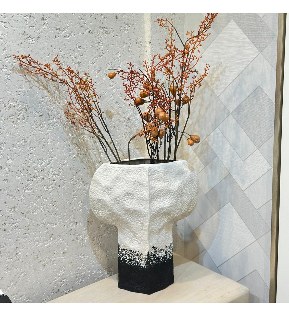 مزهرية خزفية نحاتية بملمس حجري مطفّأ ولونين متناغمين40×12×25سم 