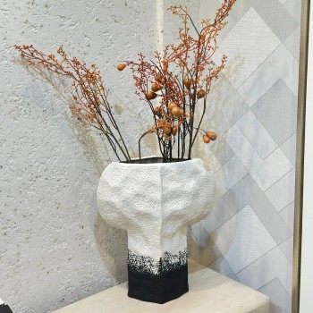 مزهرية خزفية نحاتية بملمس حجري مطفّأ ولونين متناغمين40×12×25سم 