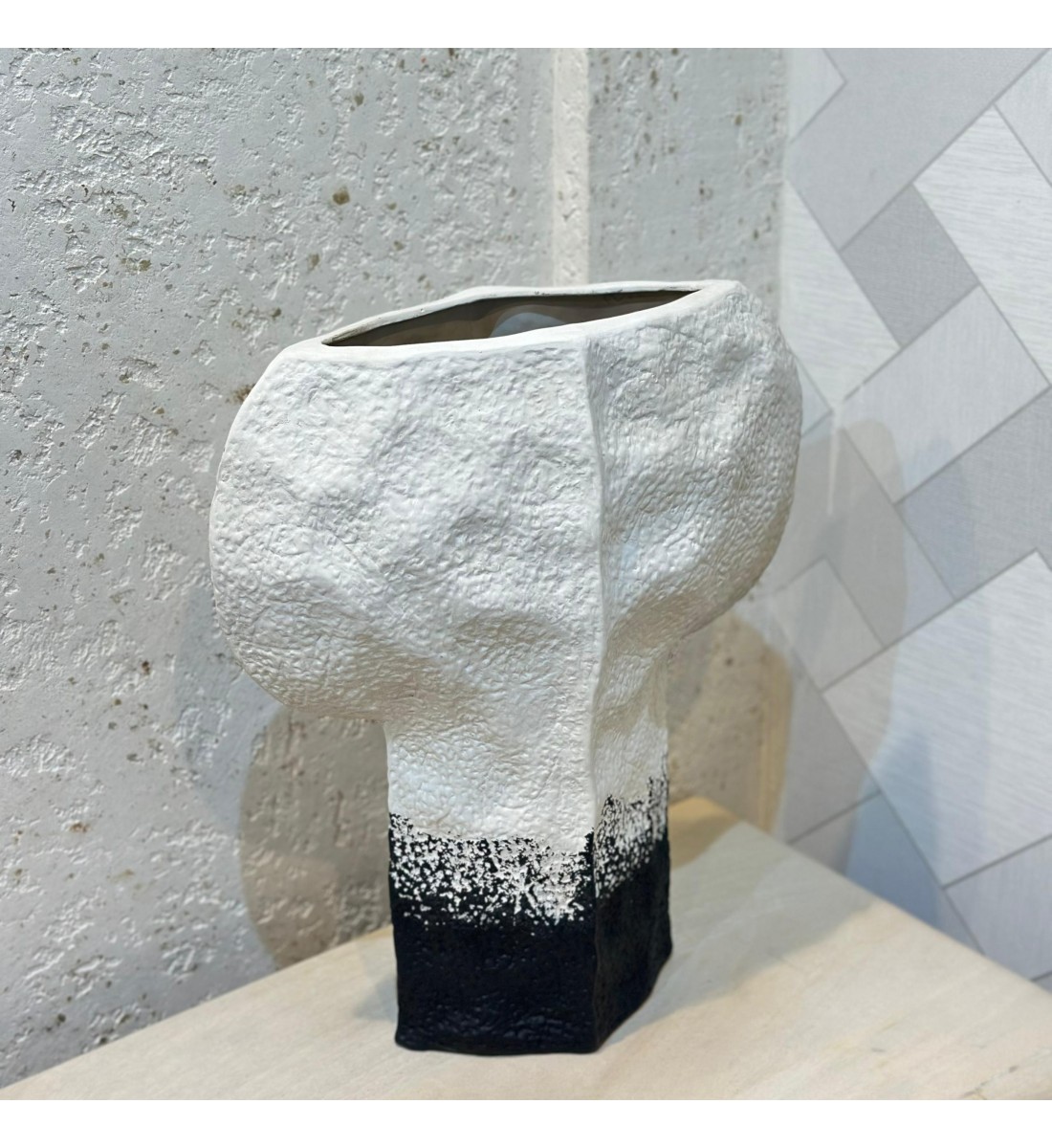 مزهرية خزفية نحاتية بملمس حجري مطفّأ ولونين متناغمين40×12×25سم 